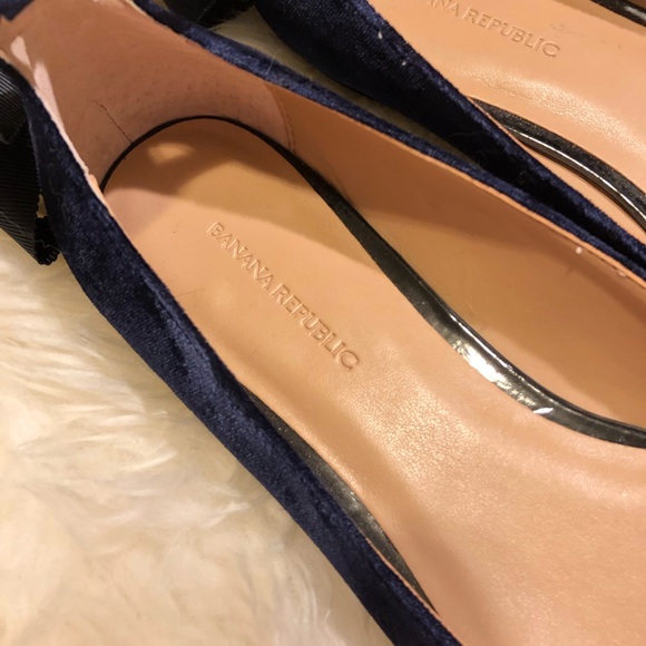 NWOT Banana Republic Velvet Flats - Picture 2 of 3